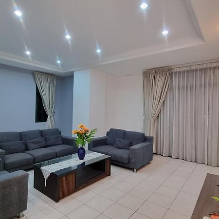 Kenyalang Emerald Riverine Resort Homestay クチン エクステリア 写真